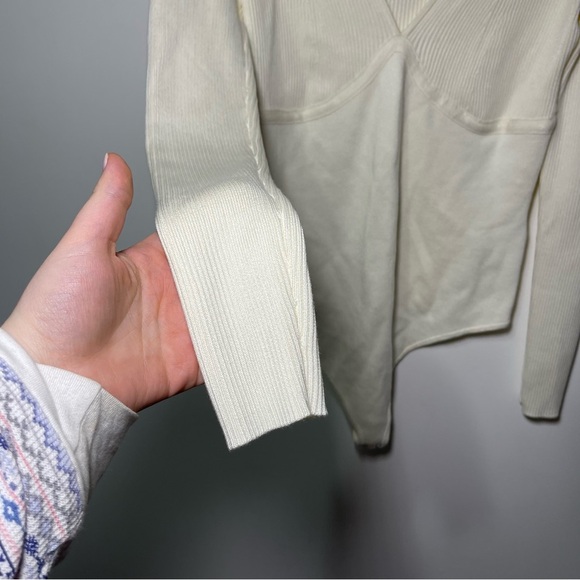 Abercombie & Fitch women's Cream long sleeve v neck ribbed bodysuit in size L - Picture 2 of 8